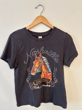 Messy Bun Just Chillin Nashville Horse Western Graphic Tee Women's XS Black